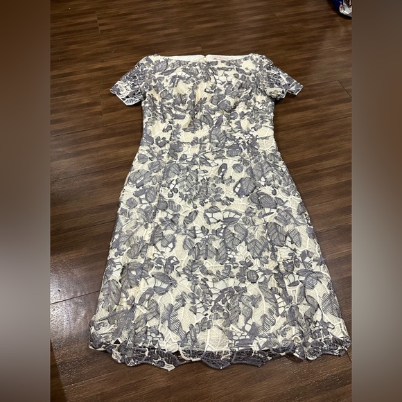Tory Burch Summer Guipure Lace Dress size 4 style 51141440 - Picture 2 of 9